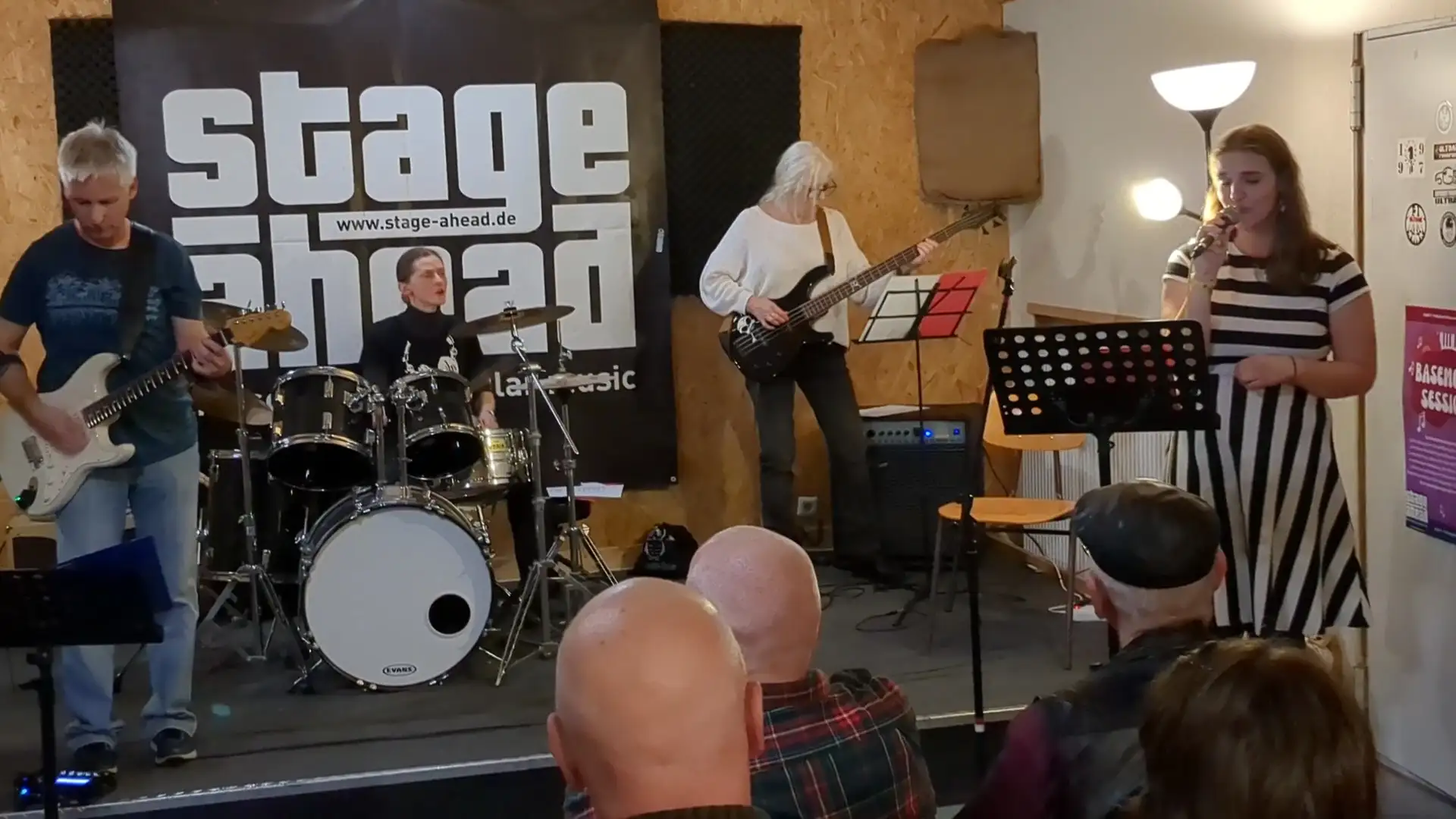 Schülerband der Stage Ahead Musikschule live auf der Bühne in Wiesbaden